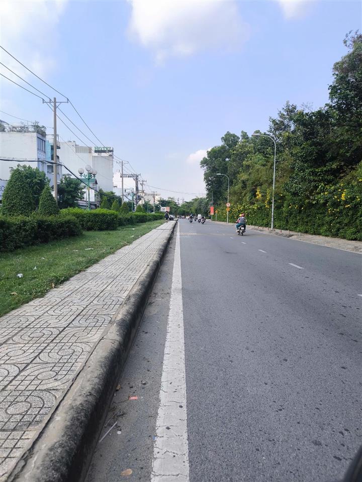 Bán nhà mt tân sơn dt122,5m2 giá18 tỷ đối diện sân golf tân sơn nhất đường 16m lưu thông sầm uất