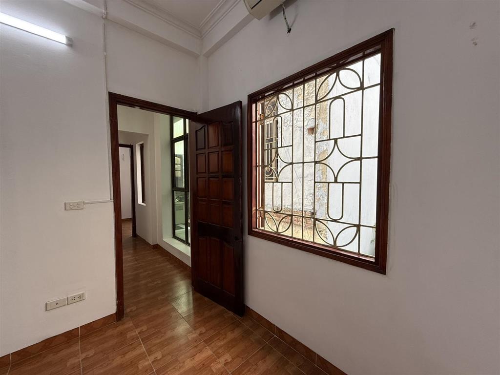 Cô em nhờ bán nhà! 5 tầng x 42m2  vài bước ra ô tô, biệt thự, bộ công an. giá chỉ 8.6 tỷ!