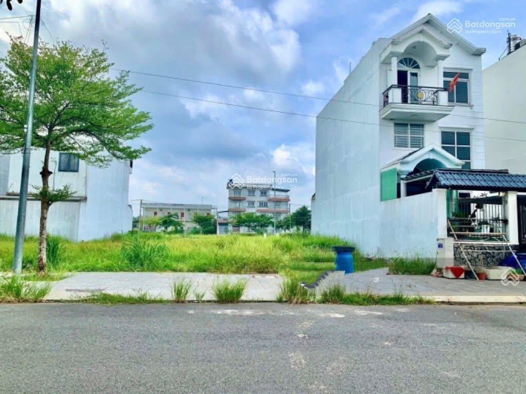 Đáo hạn ngân hàng  kdc depot tân kiên ngay đường hưng nhơn. cách ql1a 500m di chuyển thuận tiện