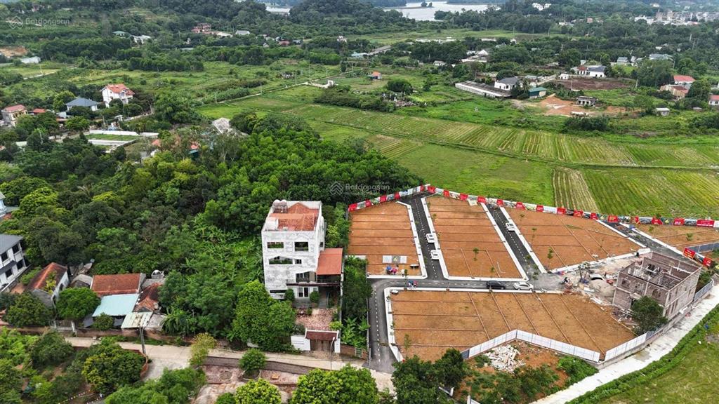 Chỉ nhỉnh 3 tỷ xíu có ngay nhà 2 tầng mới cứng  tại la gián hòa lạc 100m full thổ cư  ô tô tránh