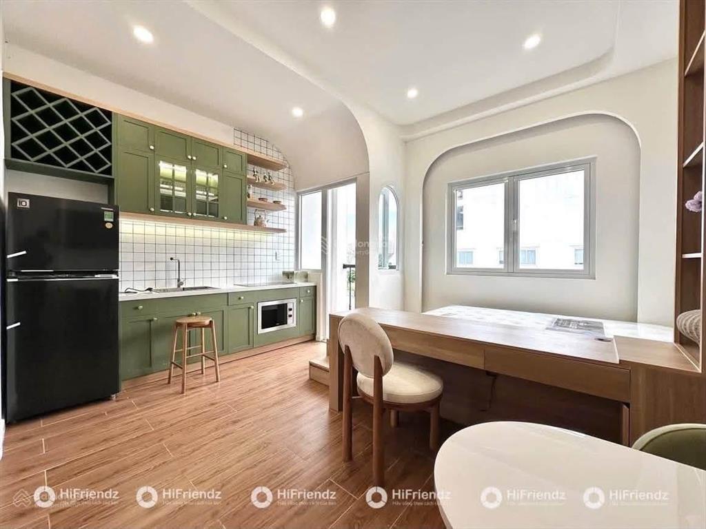 Căn hộ mới 100% ban công thoáng nằm gần hàng xanh, đầy đủ tiện ích, full nội thất, khu an ninh