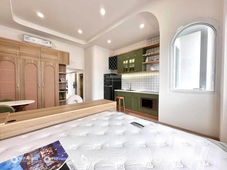Căn hộ mới 100% ban công thoáng nằm gần hàng xanh, đầy đủ tiện ích, full nội thất, khu an ninh