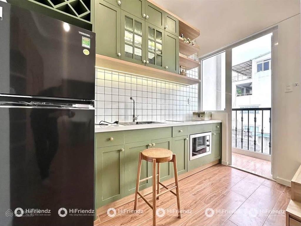Căn hộ mới 100% ban công thoáng nằm gần hàng xanh, đầy đủ tiện ích, full nội thất, khu an ninh