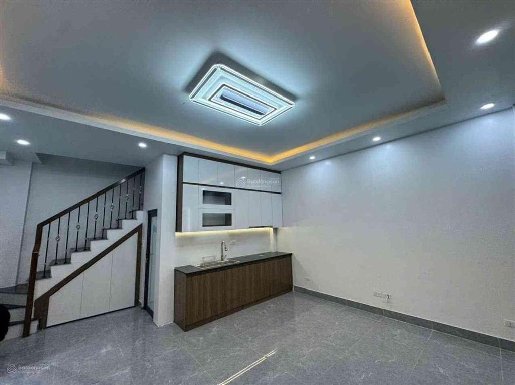 Nhà đẹp cầu giấy 35m 5 tầng ô tô đỗ cửa giá chỉ 10,3 tỷ