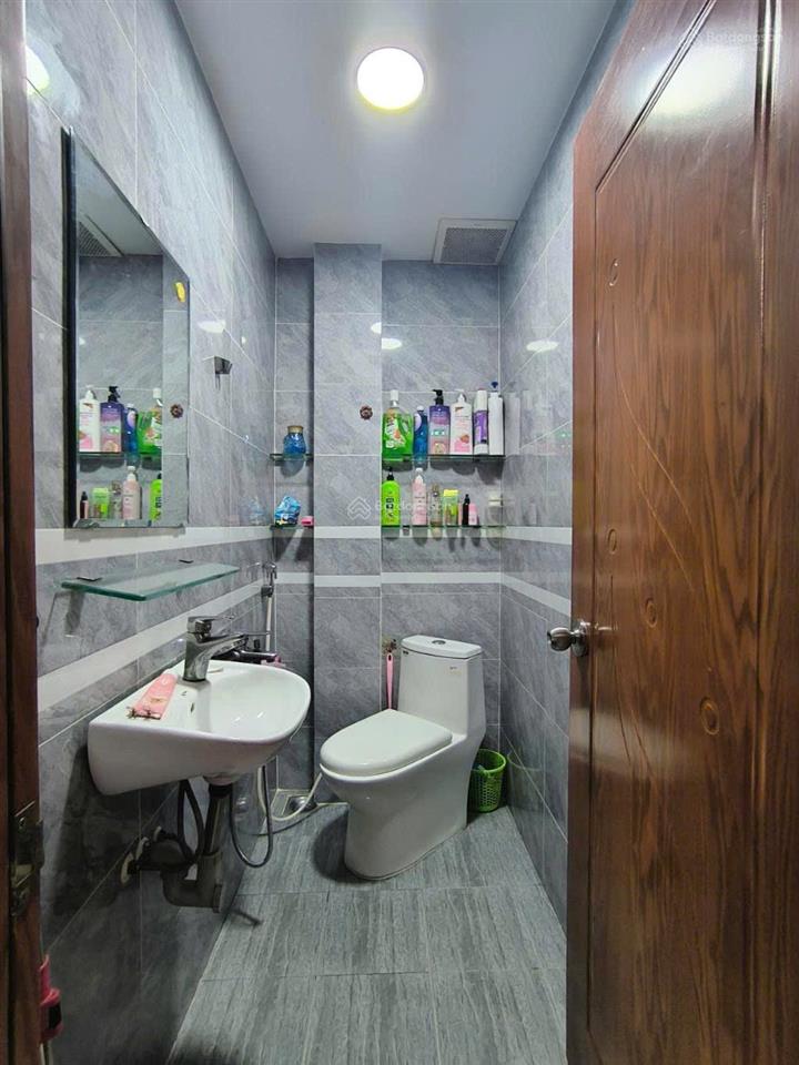 Ngân hàng phát mại 21m2 chỉ 2.x tỷ 2 tầng btct  2pn  sát mặt tiền phú nhuận  dọn vào ở ngay