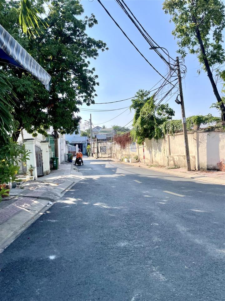 Nhà 4 tầng lã xuân oai  170m2 sàn  10m ra mặt tiền  xe hơi quay đầu