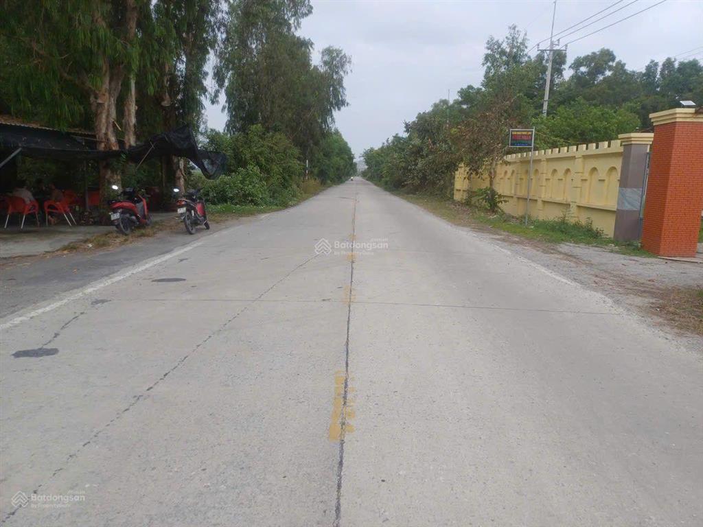 Cần bán 1 lô đất vườn 67 công 180m mặt tiền đất nằm ngay ngã ba, gần chợ, ủy ban và trường học
