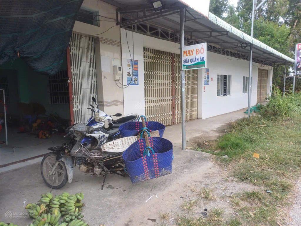 Cần bán 1 lô đất vườn 67 công 180m mặt tiền đất nằm ngay ngã ba, gần chợ, ủy ban và trường học