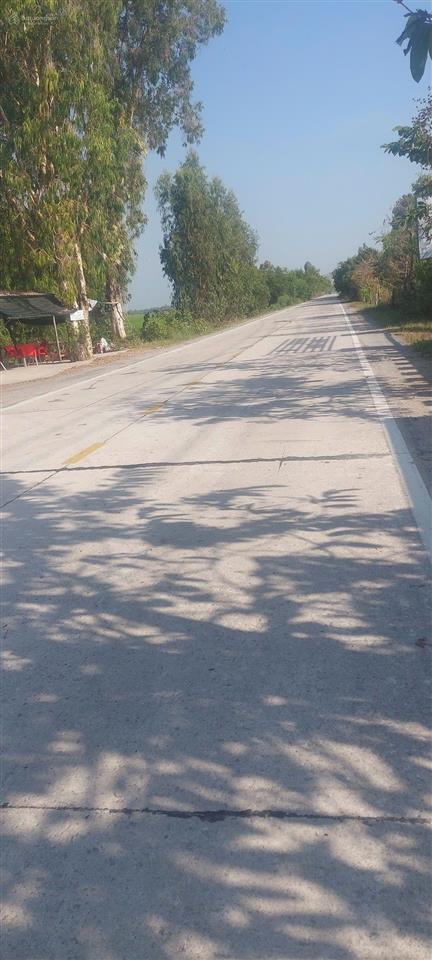 Cần bán 1 lô đất vườn 67 công 180m mặt tiền đất nằm ngay ngã ba, gần chợ, ủy ban và trường học