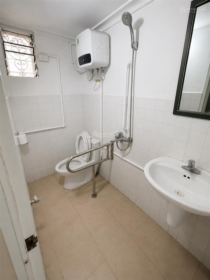 Cho thuê nhà mặt ngõ ô tô kinh doanh  ngõ lương sử c, quốc tử giám 35m2