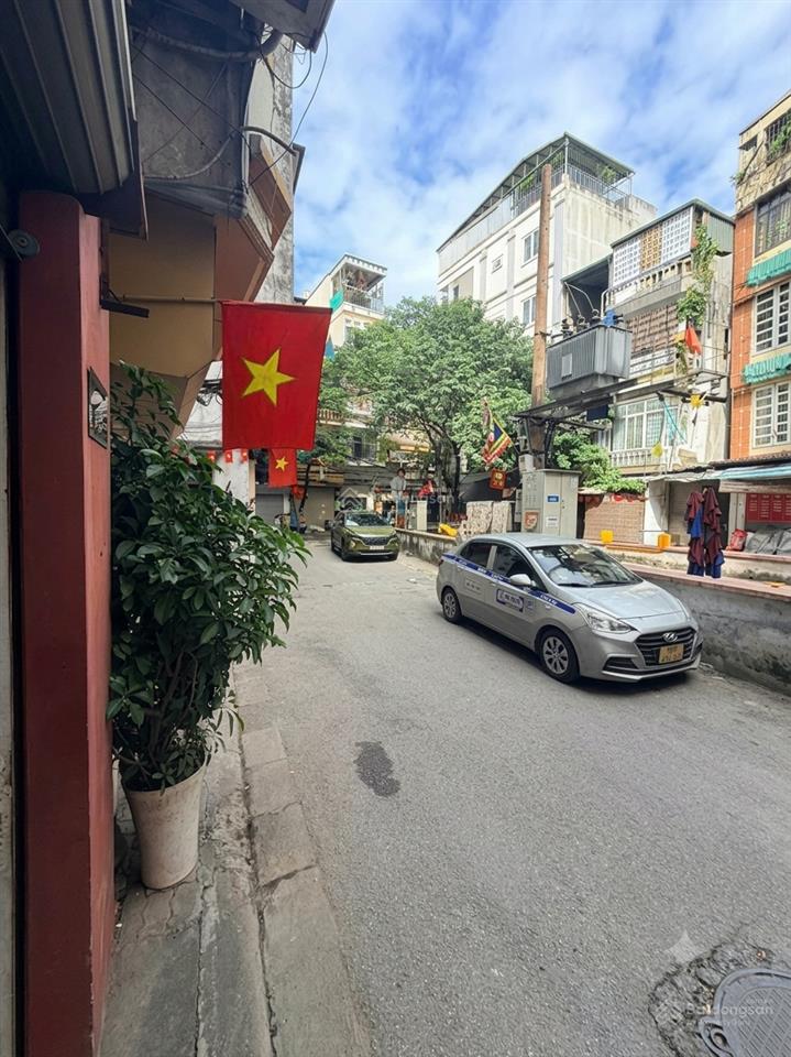 Cho thuê nhà mặt ngõ ô tô kinh doanh  ngõ lương sử c, quốc tử giám 35m2