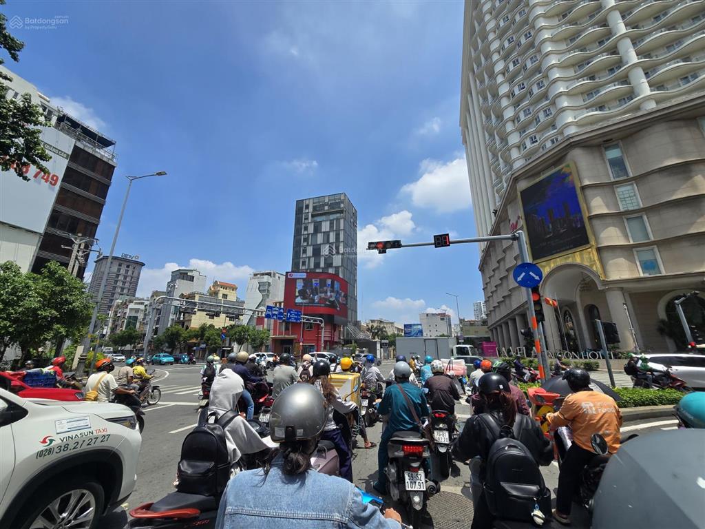 Ngộp bank thanh lý tòa nhà mt nguyễn văn trỗi 25x26m, hầm 3 tầng, hđ thuê 400tr/th, 125 tỷ
