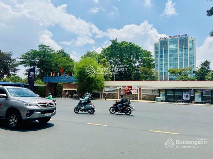 Bán nhà mặt tiền nơ trang long giá ngộp bank rẻ hơn giá hẻm, dt (15mx52m), hđ thuê katinat 280tr/th