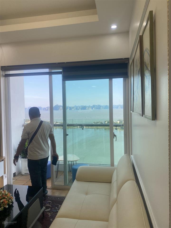 Căn 2 ngủ dt 63,5 m2 tầng 15 view trực diện vịnh hạ long, có sổ giá 3 tỷ2 bao phí cn view cực đẹp