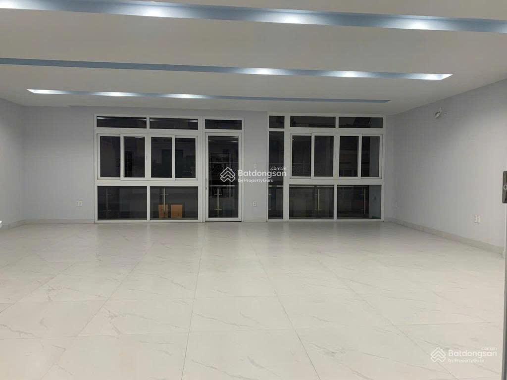 Cho thuê tòa nhà vp phan đăng lưu p6 bình thạnh. dt 10x26m 4 tầng. giá 120 triệu