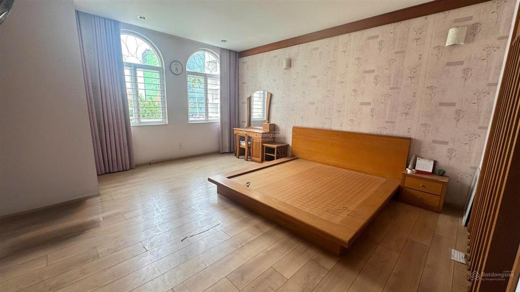 Cho thuê tòa nhà vp phan đăng lưu p6 bình thạnh. dt 10x26m 4 tầng. giá 120 triệu
