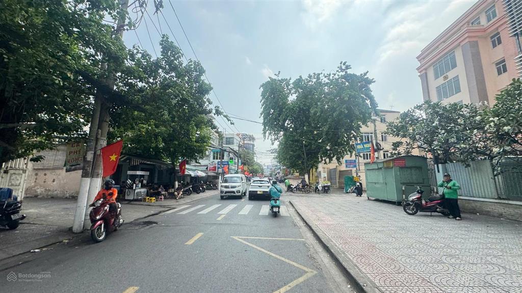 Cho thuê tòa nhà vp phan đăng lưu p6 bình thạnh. dt 10x26m 4 tầng. giá 120 triệu