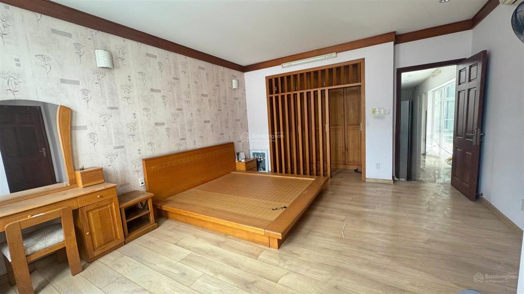 Cho thuê tòa nhà vp phan đăng lưu p6 bình thạnh. dt 10x26m 4 tầng. giá 120 triệu
