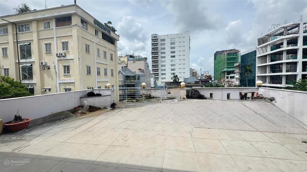Cho thuê tòa nhà vp phan đăng lưu p6 bình thạnh. dt 10x26m 4 tầng. giá 120 triệu