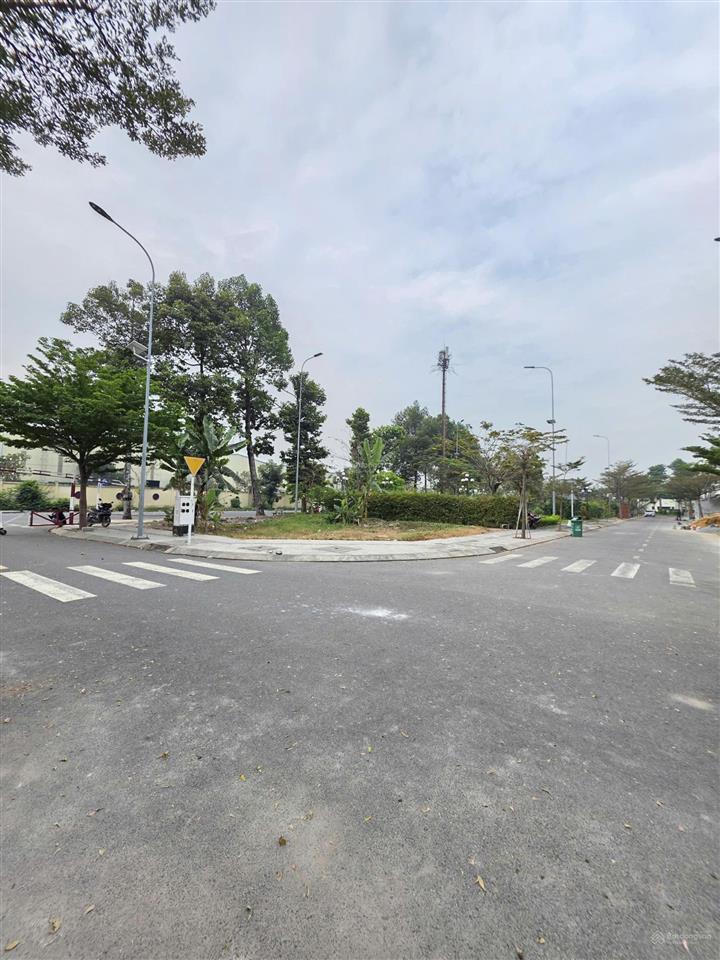 Bán lô góc kế công viên 6.514.6m, đường d2 kdc icon central p.tân đông hiệp