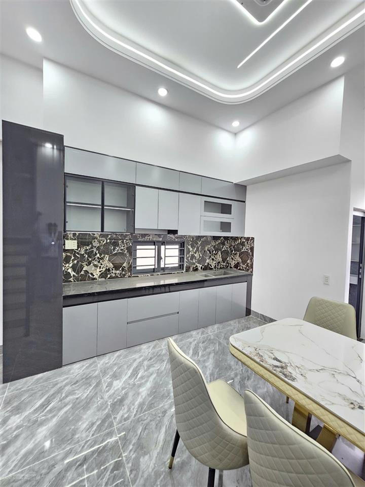 Bán nhà mới 1t2l 4x15m, đường d2 kdc icon central, full nội thất (giá rẻ, như căn góc)