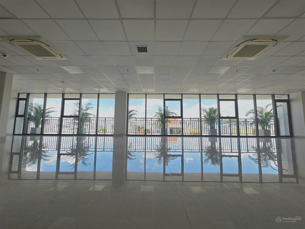 Cho thuê văn phòng lầu 1 dt 303 m2 ở bình thạnh sát q1