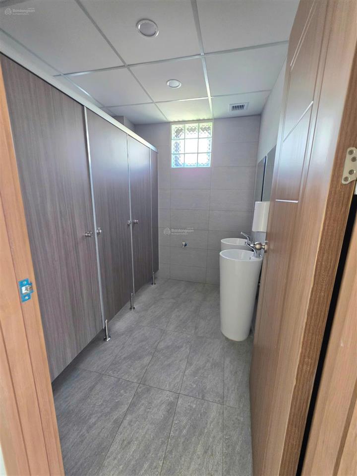 Cho thuê văn phòng lầu 1 dt 303 m2 ở bình thạnh sát q1