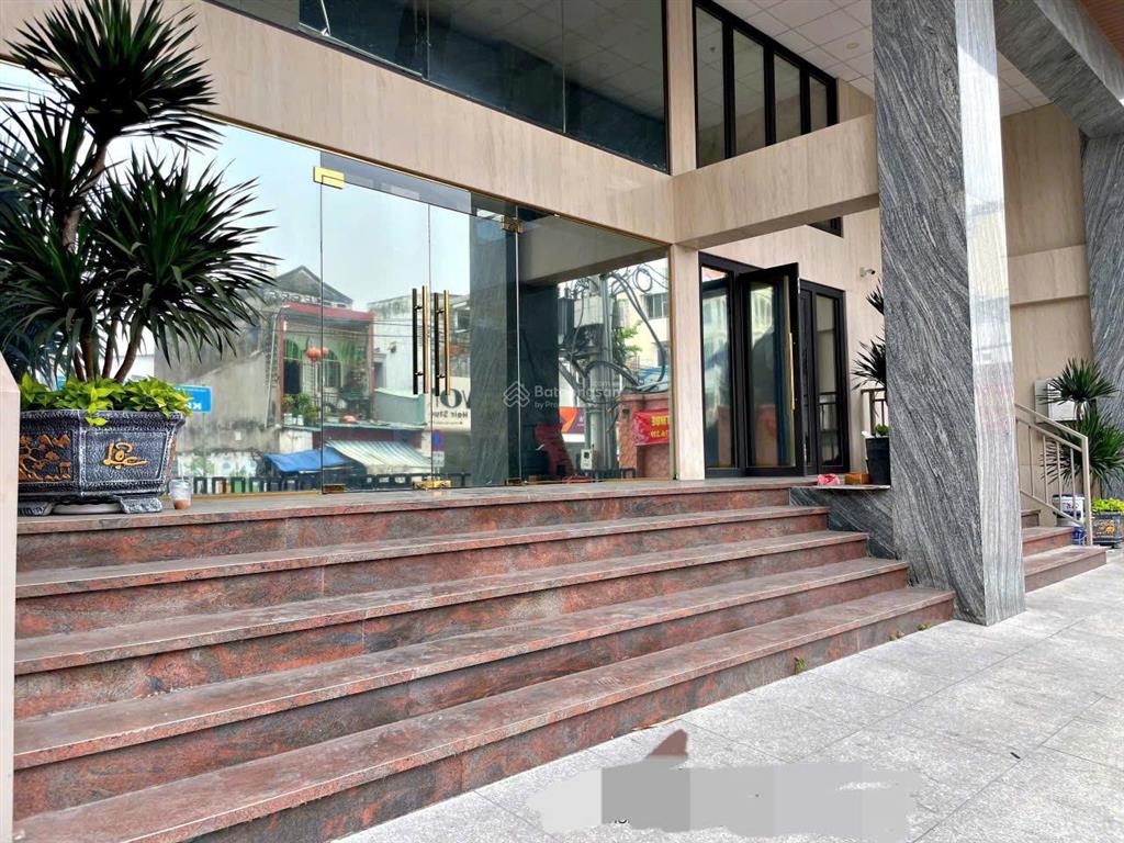 Cho thuê văn phòng lầu 1 dt 303 m2 ở bình thạnh sát q1