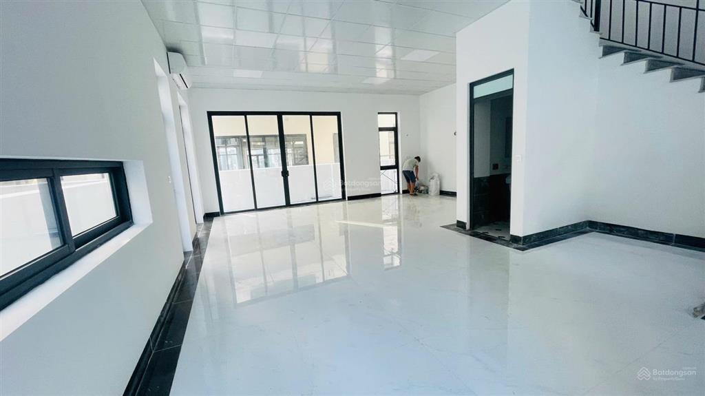 Chính chủ cho thuê căn bt an quý 225 m2 hoàn thiện có thang máy full đồ  0977 180 ***