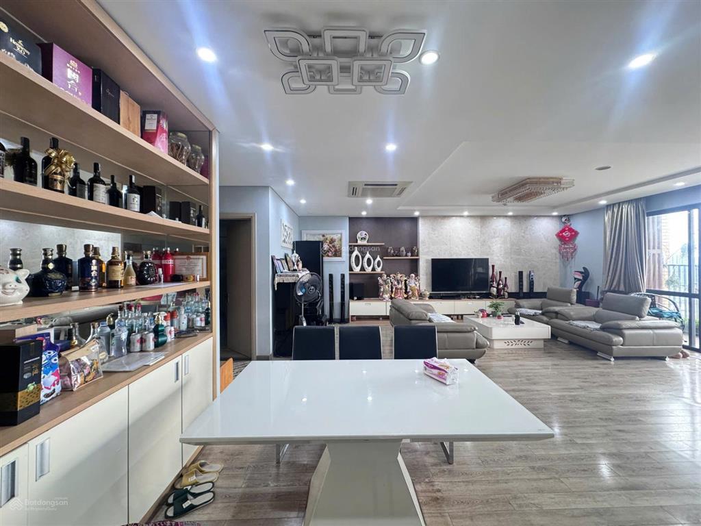 The nine 3pn full nội thất xịn đẹp, hướng mát, tầng vừa, cần bán nhanh giá 9,8 tỷ sẵn sổ, có slot