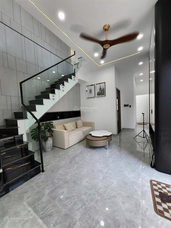 Bán nhà shr giá 6,19 tỷ hẻm phạm hữu lầu, quận 7 cũ. e 0933 573 *** em ti để đi xem nhà thực tế.