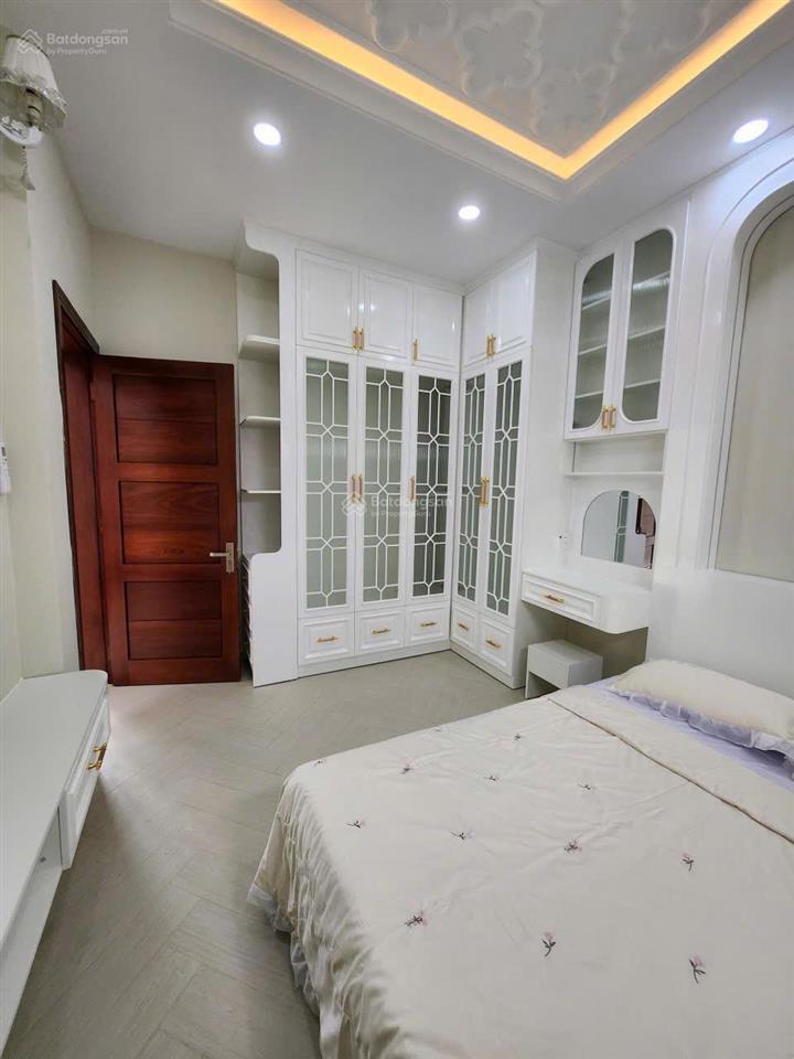 Bán nhà shr giá 6 tỷ 999 hẻm huỳnh tấn phát, q.7 cũ.  0933 573 *** e ti để xem nhà thực tế.