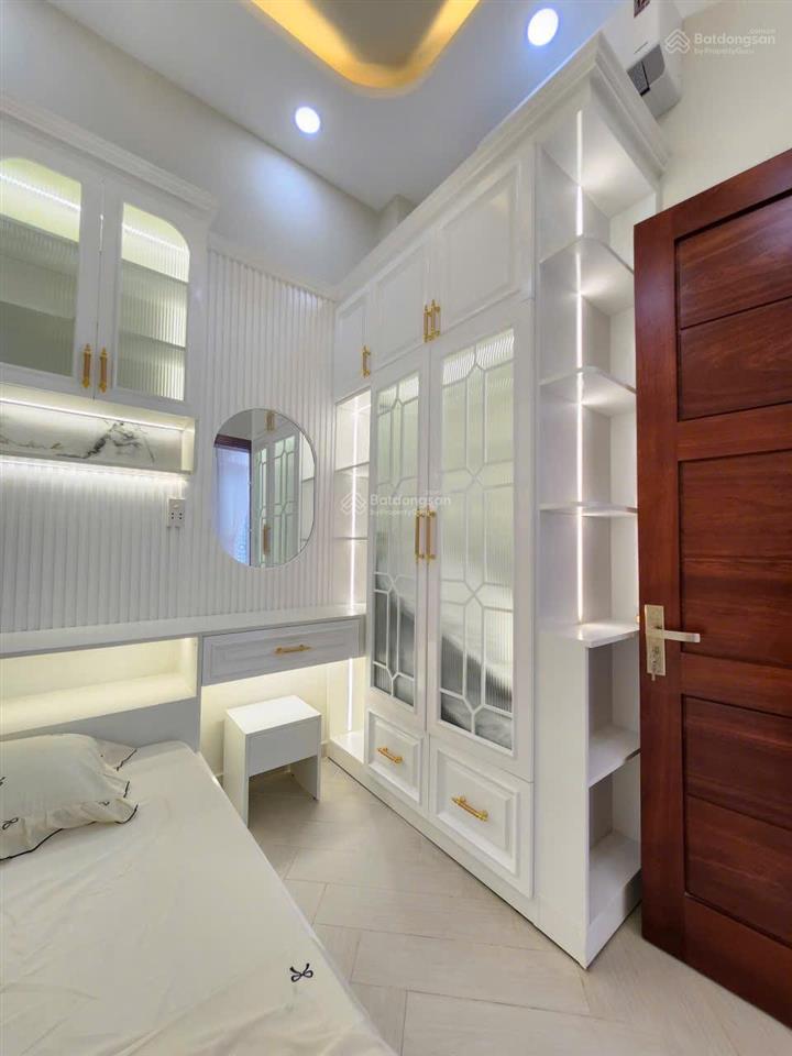 Bán nhà shr giá 6 tỷ 999 hẻm huỳnh tấn phát, q.7 cũ.  0933 573 *** e ti để xem nhà thực tế.