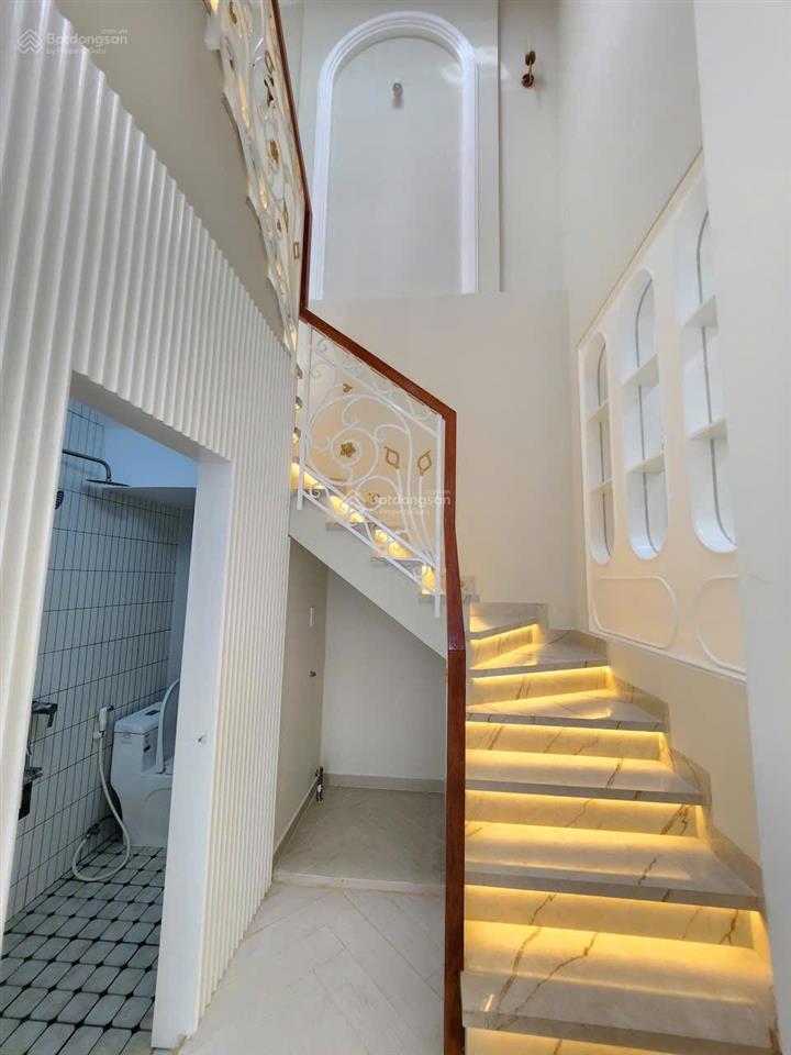 Bán nhà shr giá 6 tỷ 999 hẻm huỳnh tấn phát, q.7 cũ.  0933 573 *** e ti để xem nhà thực tế.