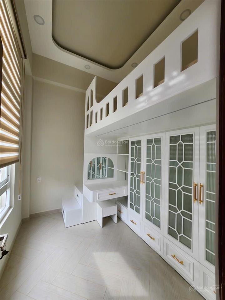 Bán nhà shr giá 6 tỷ 999 hẻm huỳnh tấn phát, q.7 cũ.  0933 573 *** e ti để xem nhà thực tế.
