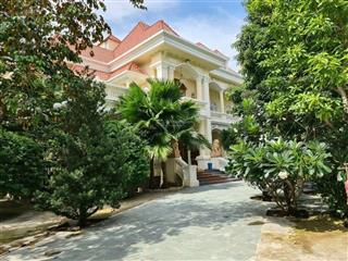 Bán gấp biệt thự sân vườn siêu đẹp mt quốc hương ,thảo điền299m2 3 tầng thang máy gía 76,9 tỷ