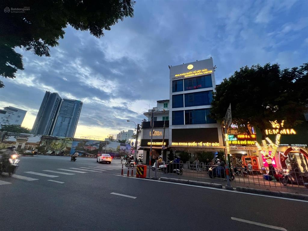 Bán gấp tòa nhà góc 2mt ngay khách sạn pullman 8,3x15m 5 tầng thang máy hđt 170 tr  gía bán 46 tỷ