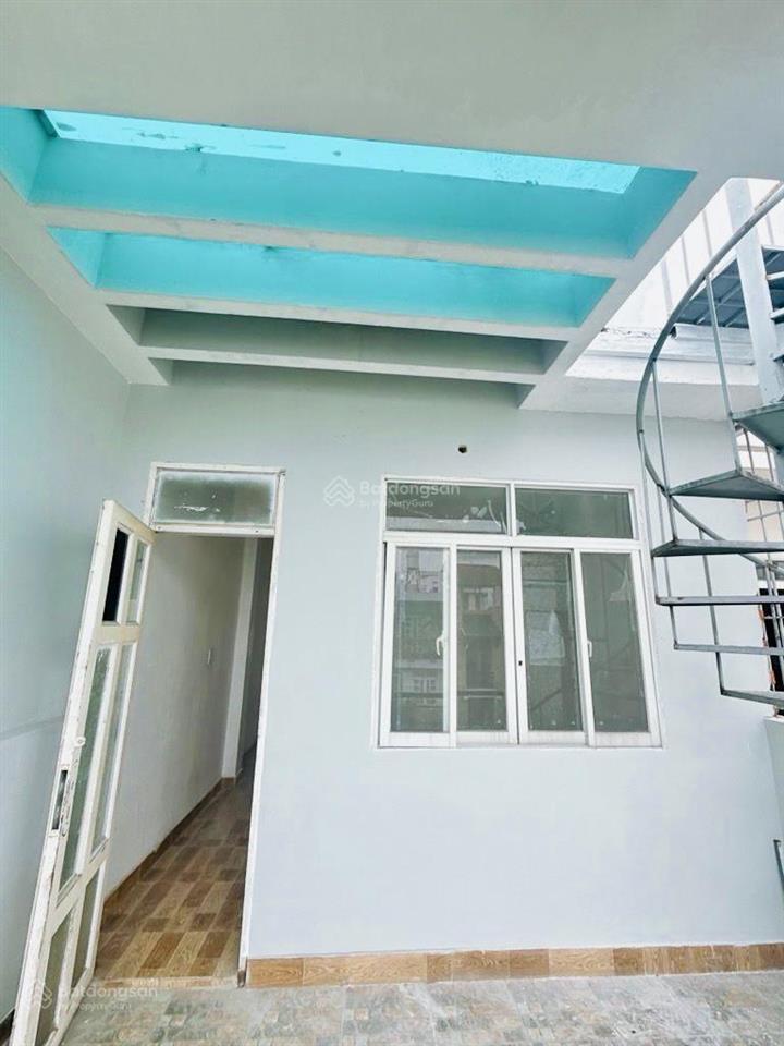 Bán gấp nhà mặt phố 4 tầng phan văn hớn q.12 . ngang 5m . đường 20m , kinh doanh tốt , 5 phòng ngủ