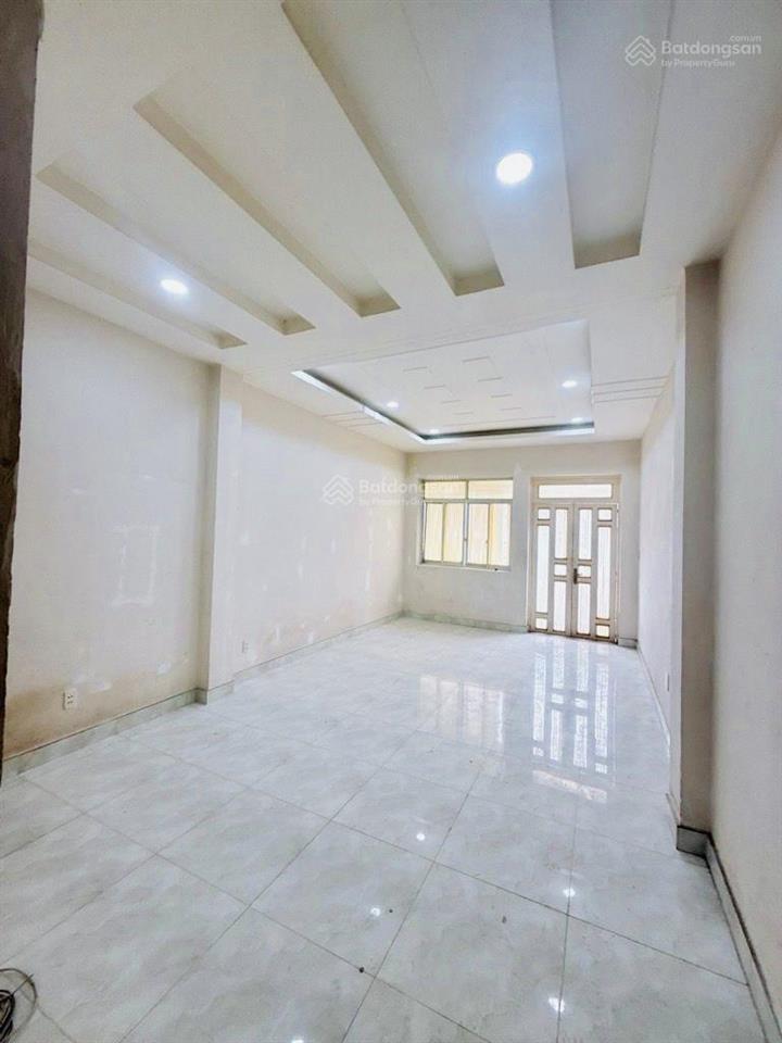 Bán gấp nhà mặt phố 4 tầng phan văn hớn q.12 . ngang 5m . đường 20m , kinh doanh tốt , 5 phòng ngủ