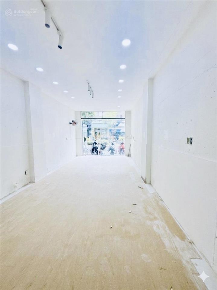 Bán gấp nhà mặt phố 4 tầng phan văn hớn q.12 . ngang 5m . đường 20m , kinh doanh tốt , 5 phòng ngủ