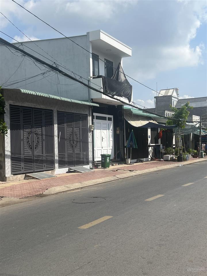 Bán nhà rẻ hơn thị trường 500 triệu, gần chợ xuân thới thượng, mặt tiền đường 10m. 2 lầu 3pn