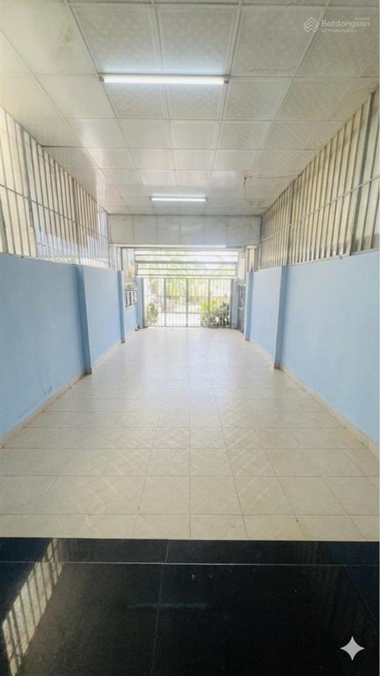 Bán nhà rẻ hơn thị trường 500 triệu, gần chợ xuân thới thượng, mặt tiền đường 10m. 2 lầu 3pn