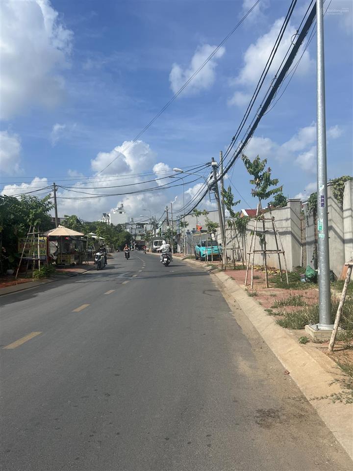 Bán nhà rẻ hơn thị trường 500 triệu, gần chợ xuân thới thượng, mặt tiền đường 10m. 2 lầu 3pn