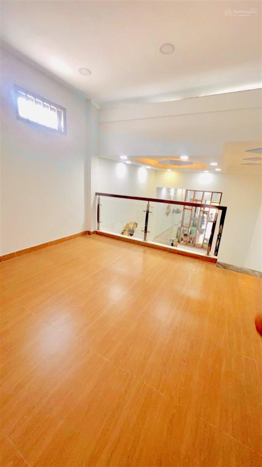 Bán nhà rẻ hơn thị trường 500 triệu, gần chợ xuân thới thượng, mặt tiền đường 10m. 2 lầu 3pn