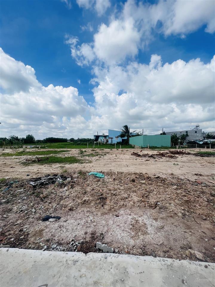 Bán đất 100m² mặt tiền xuân thới thượng  hóc môn. giá 4 tỷ. đường 8m thông bà điểm. shr.