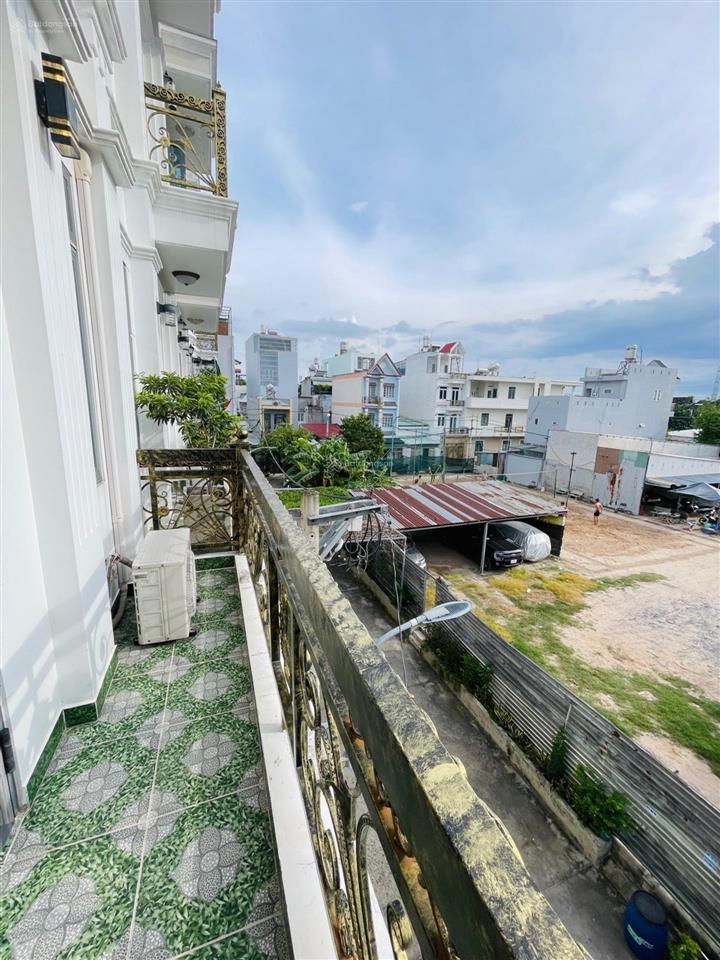 Bán nhà phố hiện đại gần hiệp thành city quận 12. giá 6,3 tỷ, 3 tầng, 6pn, hẻm xe hơi
