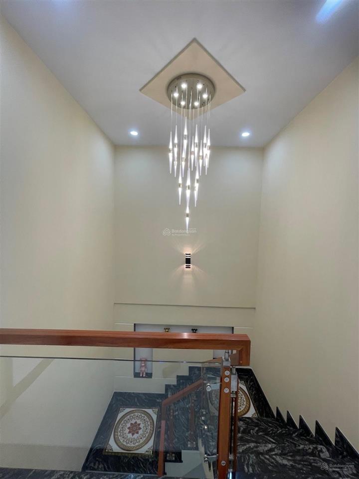 Nhà đẹp giá rẻ ngay thị trấn hóc môn, full nội thất 3 tầng  nhỉnh 7 tỷ. đường 10m