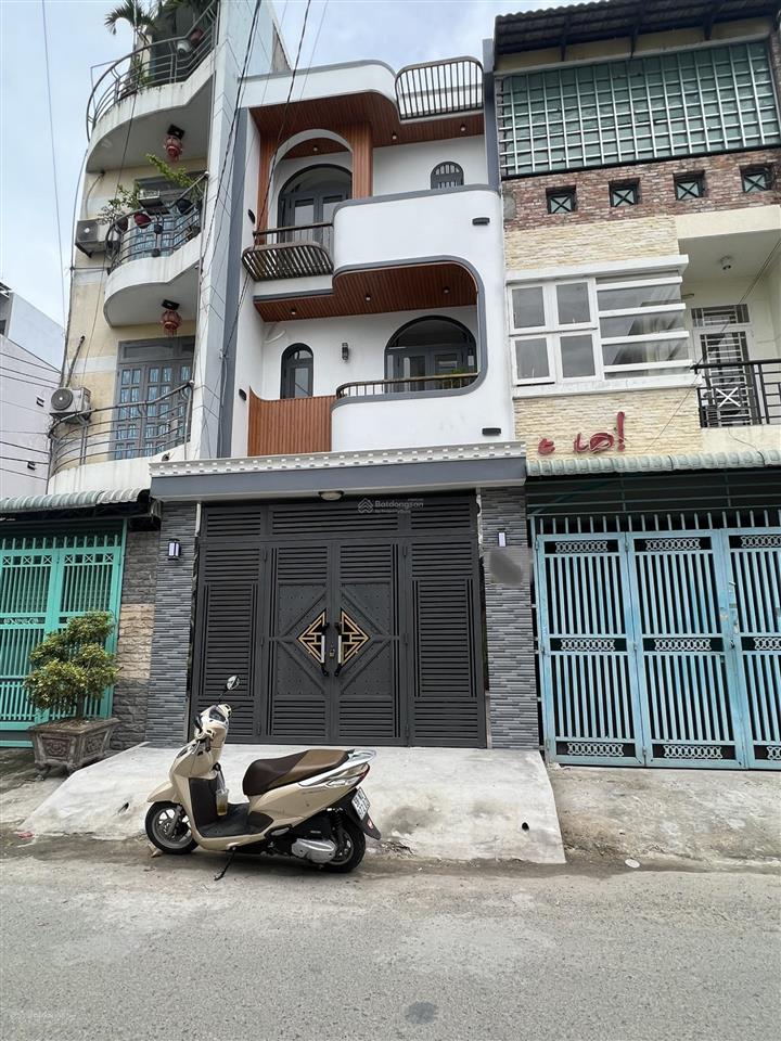 Nhà đẹp giá rẻ ngay thị trấn hóc môn, full nội thất 3 tầng  nhỉnh 7 tỷ. đường 10m