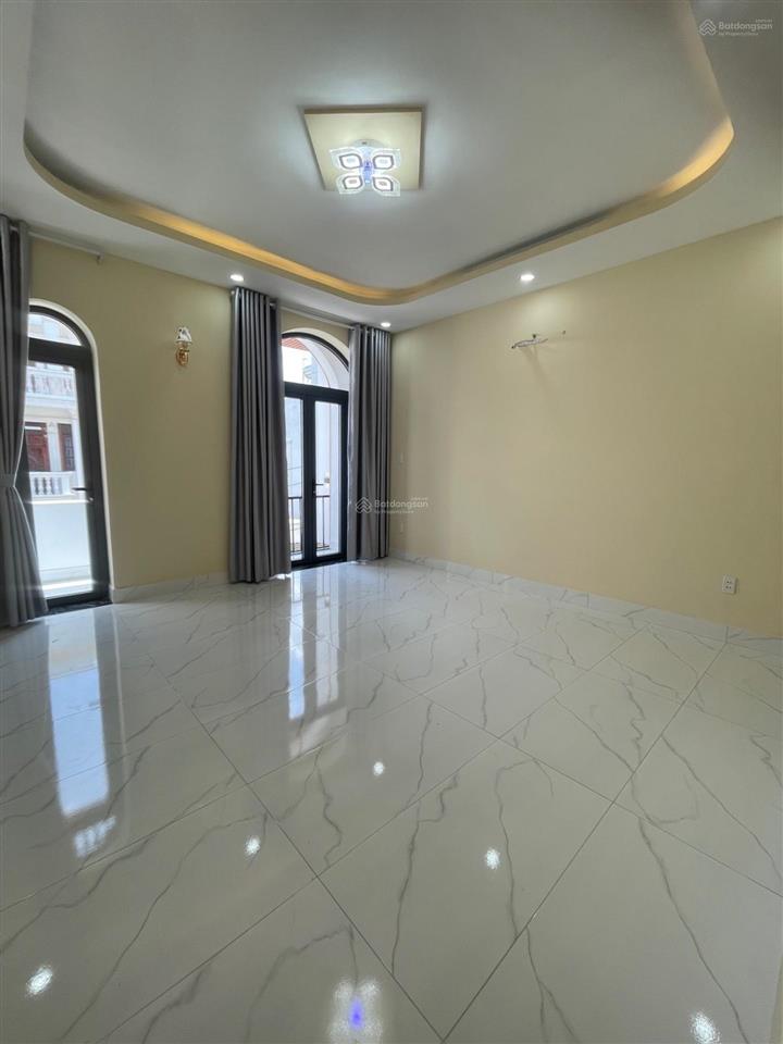 Nhà đẹp giá rẻ ngay thị trấn hóc môn, full nội thất 3 tầng  nhỉnh 7 tỷ. đường 10m