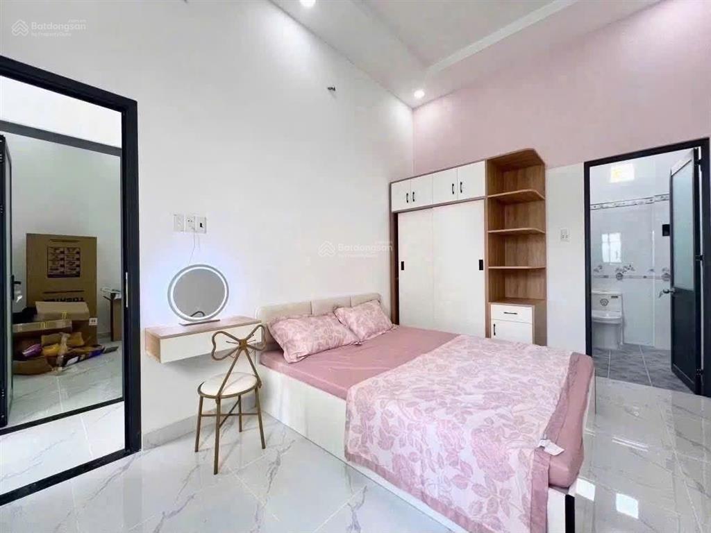 Chỉ 3.3 tỷ cho 108m2 nhà phố mới tinh, nội thất đầy đủ, hẻm ô tô, sổ hồng trao tay. chợ thới tứ